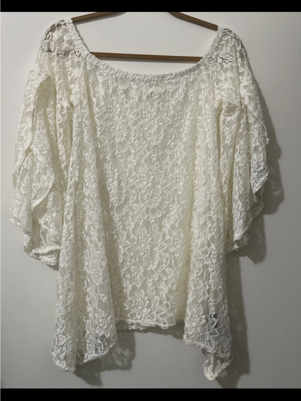 VERDUCCI White Lace Off-Shoulder Women's Top Sz Medium never worn